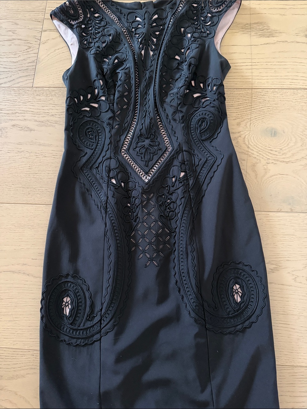 Karen Millen Embroidered and Cutwork Dress - Picture 4 of 6